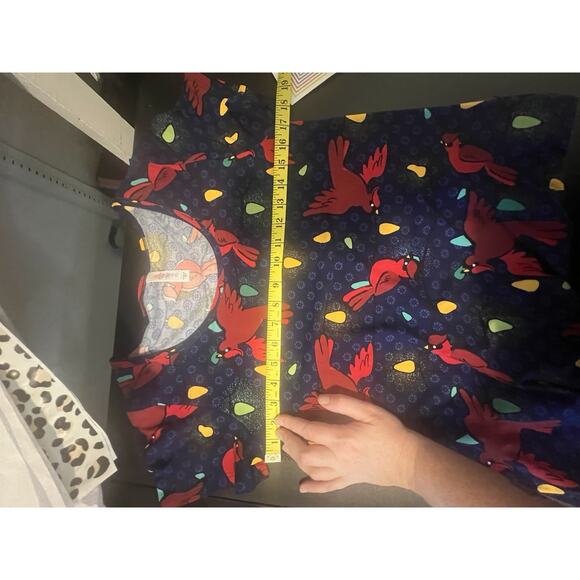 NWT LuLaRoe Classic T Shirt Size S – Holiday Cardinals & Lights Print Soft - Picture 7 of 8